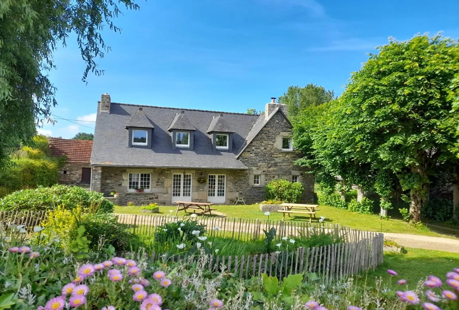 Gîte de charme 14 personnes labellisé Clévacances 3 étoiles Sainte-Seve France